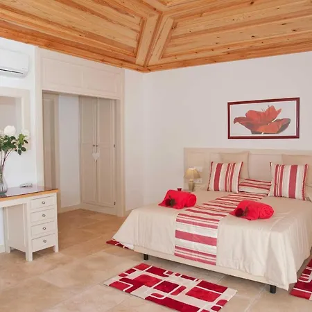 Olhos De Agua Sleeps 12 With Pool And Air Con *