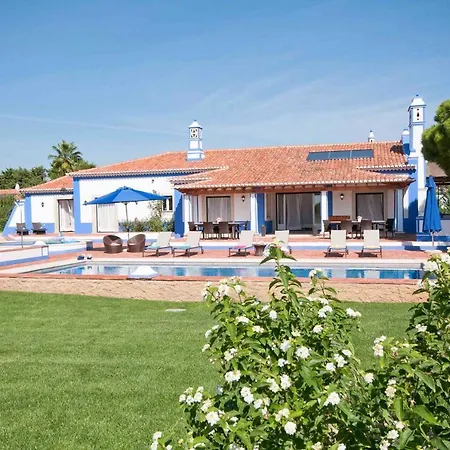 Olhos De Agua Sleeps 12 With Pool And Air Con